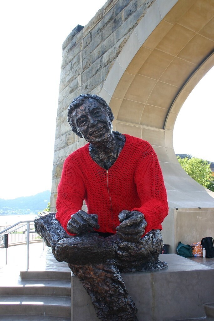 Кто-то облачил статую Фреда Роджерса (американского телеведущего) в свитер