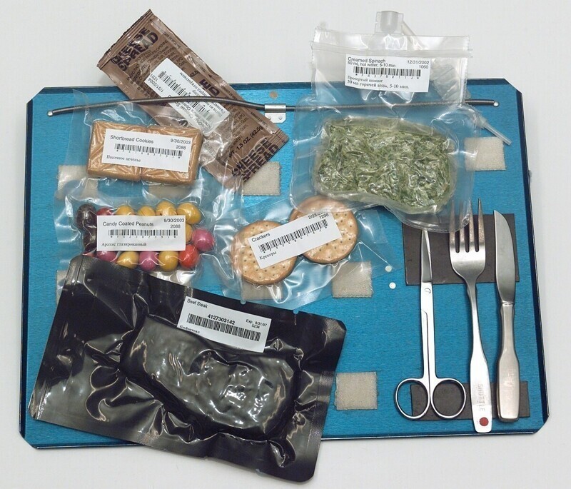 Набор еды для космонавта на подносе с магнитами и держателями