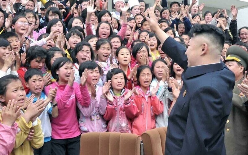 Дети КНДР плачут, впервые видя своего лидера вживую