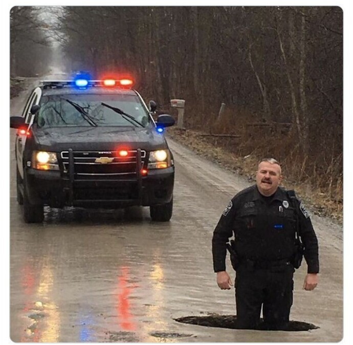 "Привет из Гранд Блан, штат Мичиган! Рост полицейского ларка  - 180 сантиметров, это вам для сравнения"