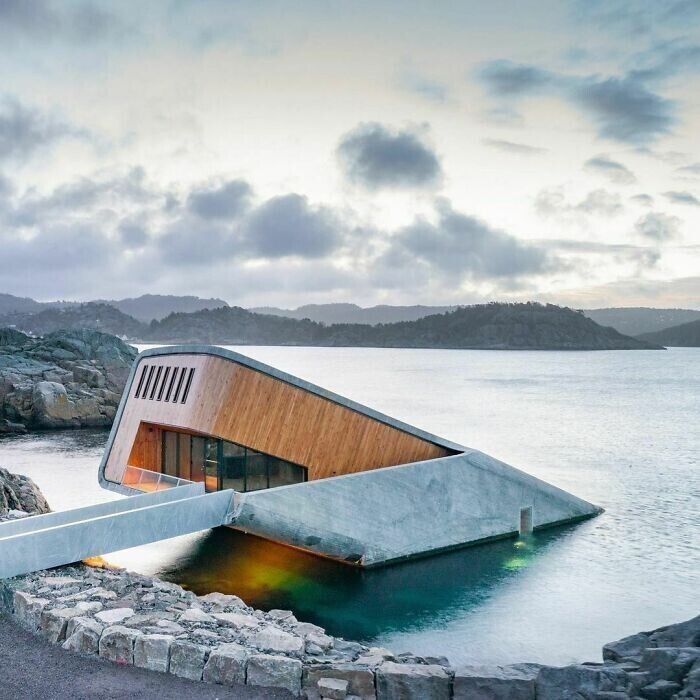 26. Норвежский ресторан, половина которого находится под водой