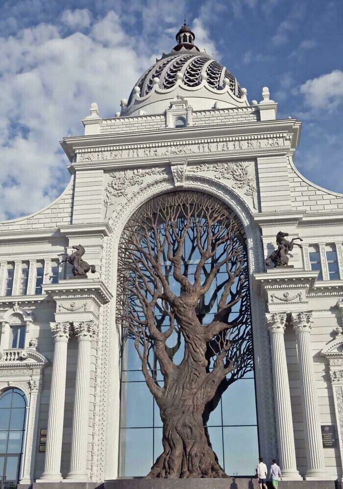 9. Гигантское железное дерево, украшающее здание министерства сельского хозяйства Татарстана, Казань