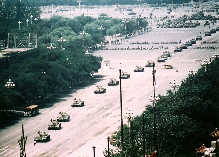 33. Фотография человека, стоящего перед танком на площади Тяньаньмэнь в 1989 году, не обрезанная по краям