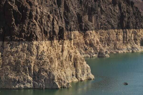 Масштабы обезвоживания озера Мид видны по полосам на скалах. Чобы оценить масштаб, взгляните на лодку внизу