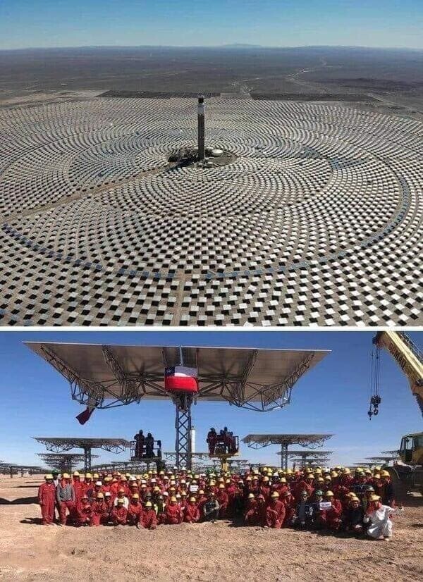 Солнечная электростанция в Чили. Внизу одна панель - для масштаба