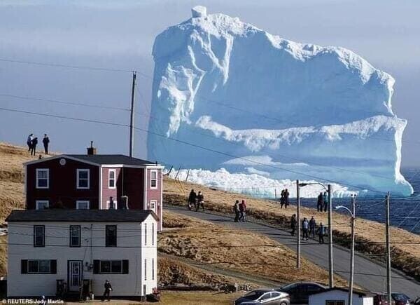 Айсберг проходит по "аллее айсбергов" у берегов Ньюфаундленда