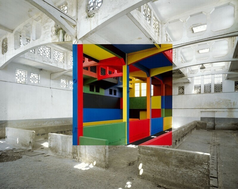 Работа французского художника и фотографа Жоржа Русса, который устанавливает свои цветные пластиковые инсталляции в заброшенных зданиях, предназначенных к сносу