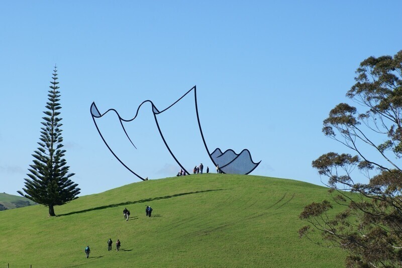 Мультяшная скульптура "Салфетка" в Новой Зеландии как будто совмещает реальный мир с мультящным