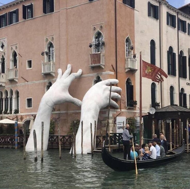 Скульптура Лоренцо Квинна на Гранд канале в Венеции призвана привлечь внимание к проблеме изменения климата