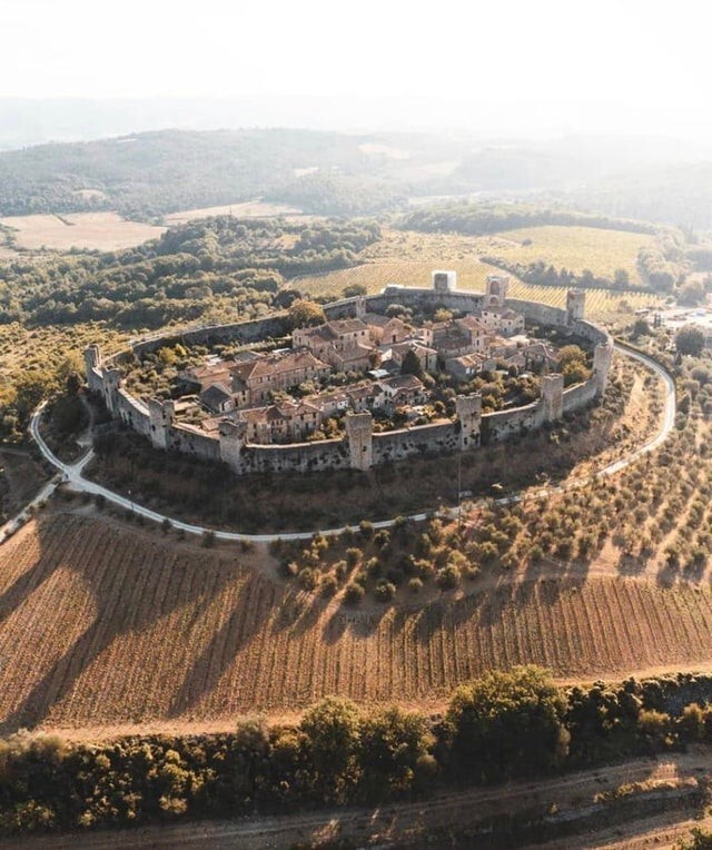Монтериджони, город-крепость, Тоскана, Италия. Построен сиенцами в 1214-19 годах, во время их войн против Флоренции