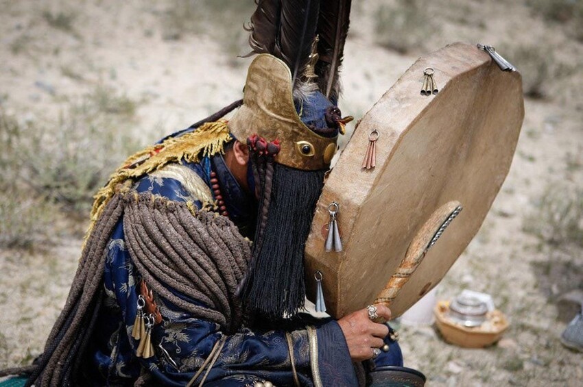 Традиционная одежда монгольского шамана