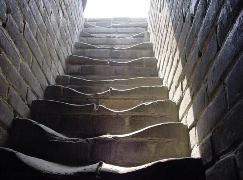 33. Ступеньки лестницы на Великой Китайской стене. Как вы думаете, сколько людей ходили по ним?