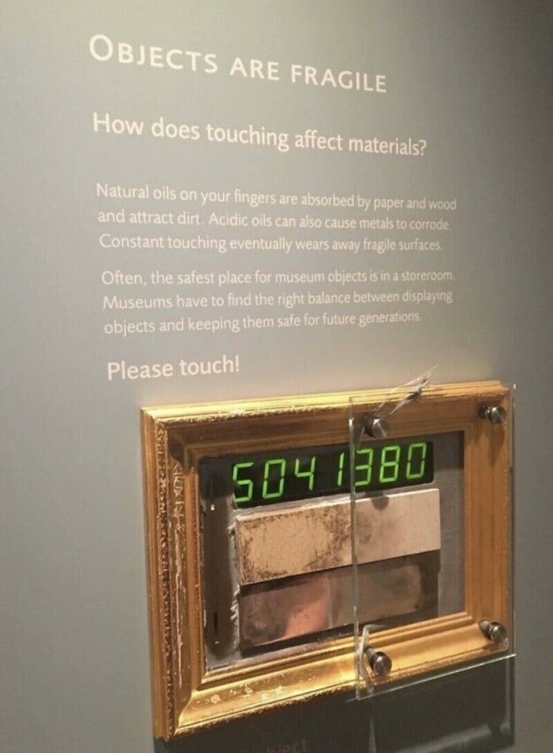 21. Эта экспозиция в музее Ашмола (Оксфорд) показывает, как прикосновения к произведениям искусства влияют на материал