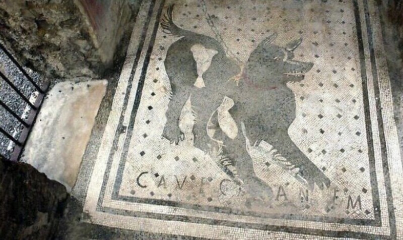 34. Один из старейших в мире знаков "Осторожно, злая собака", найденный в руинах города Помпеи