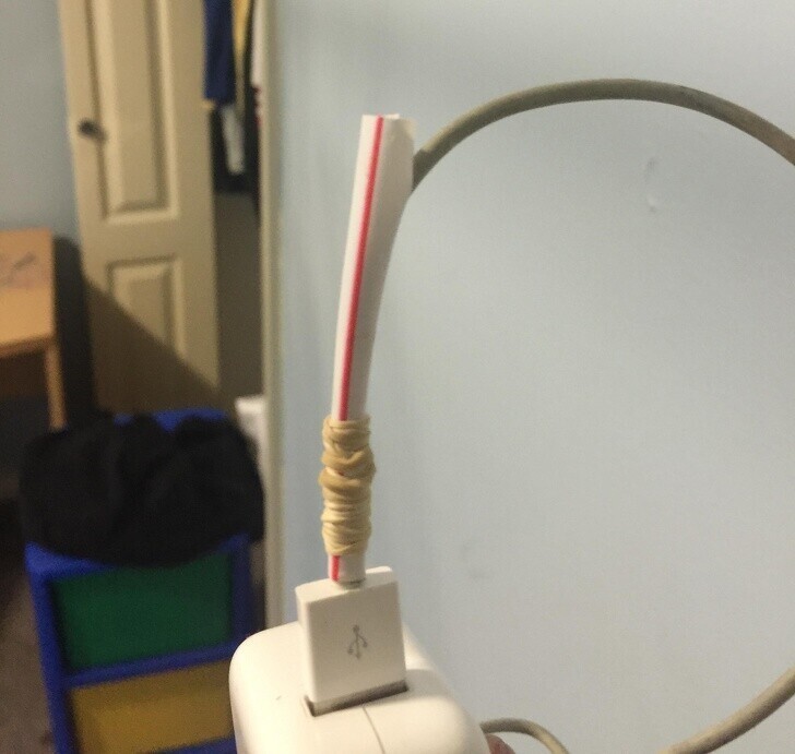 Починить провод для зарядки iPad с помощью коктейльной трубочки не просто, а очень просто!