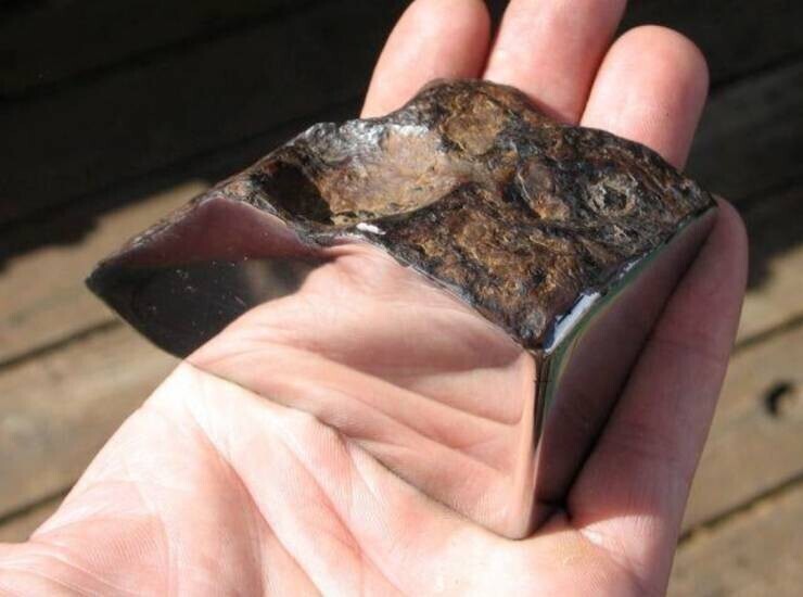 Обрезанный и отполированный метеорит