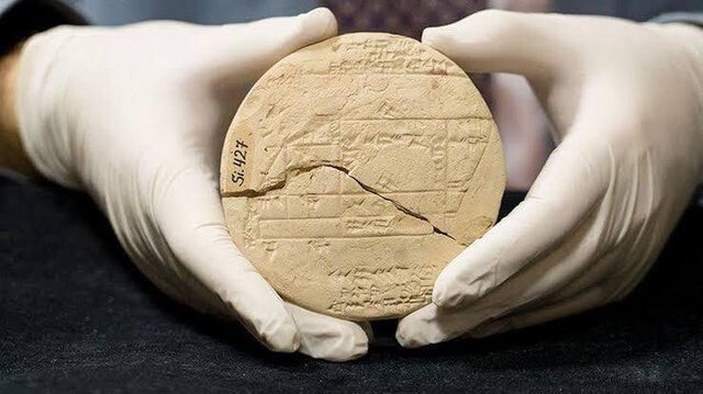 5. Этой глиняной табличке 3700 лет. На ней геометрические фигуры. Сделаны записи за тысячелетия до рождения Пифагора