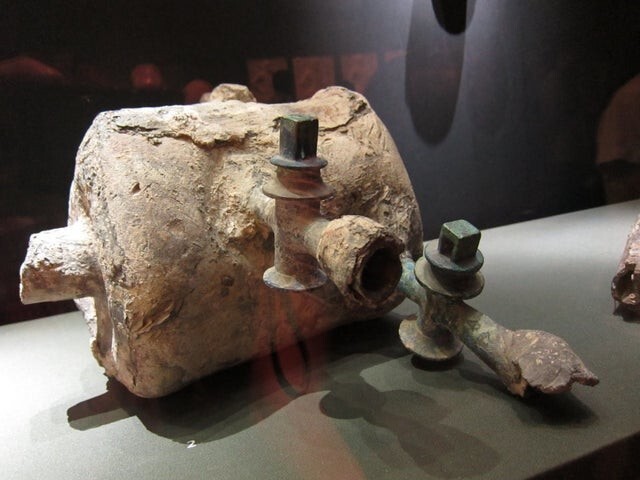 3. Древнеримский смеситель из Помпеи относится к 1 веку до н.э. - 1 веку н.э.