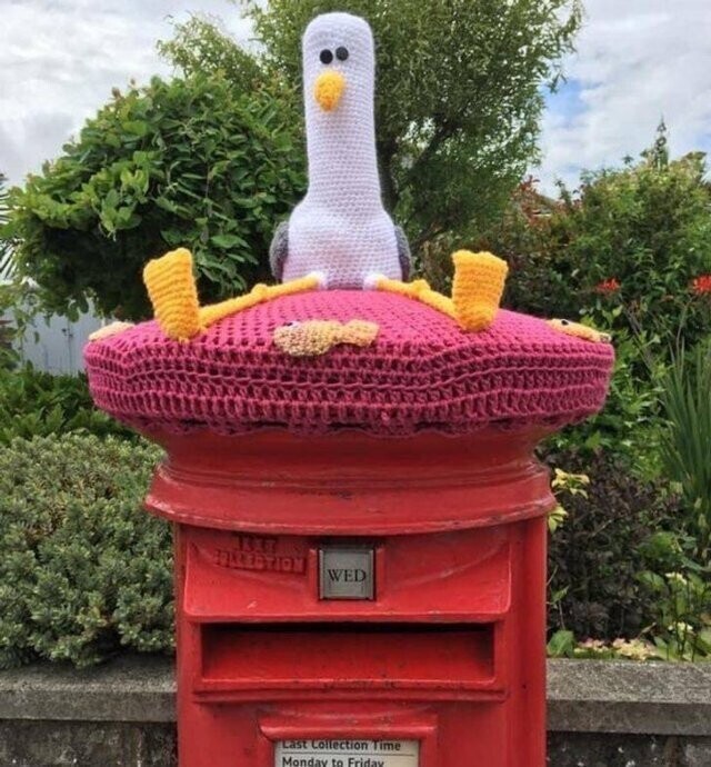 В Дорсете, Великобритания, любители вязания украшают своими поделками почтовые ящики