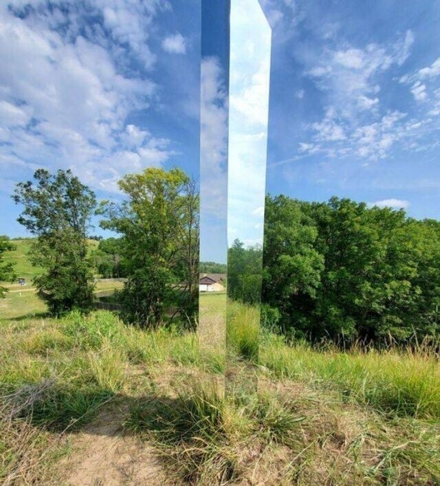 Зеркальный обелиск в Детройт Лейкс, Миннесота