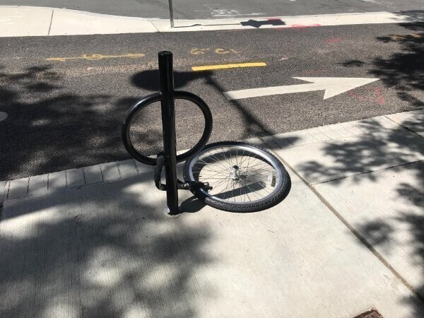 Не пристегивайте велосипед за заднее колесо!