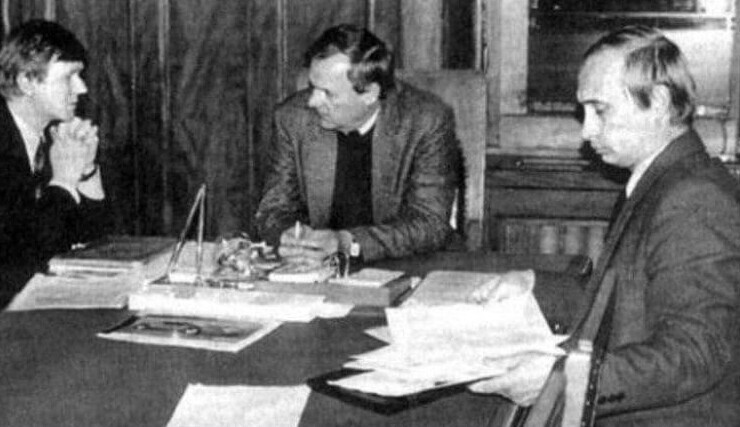 3. Чубайс и Путин на совещании Анатолия Собчака. 1991 год