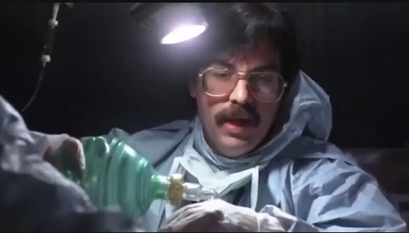 В фильме "Инопланетянин" (1982) инопланетянина спасает реальная команда врачей из медицинского центра Лос-Анджелеса
