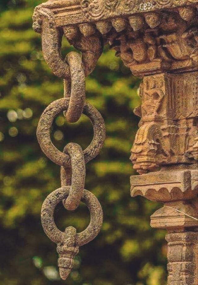Цепь из цельного куска камня. Это архитектурное чудо находится в храме Варадхараджа Перумал, Канчипурам, Индия