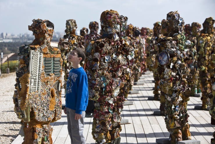 Немецкий художник Шульт создает мусорных людей из использованных банок и технических отходов