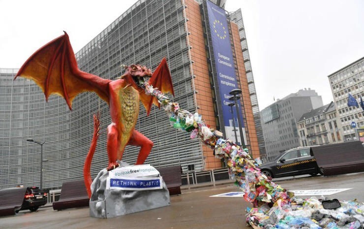 Статуя, изображающая дракона, изрыгающего пластик, установлена в Брюсселе перед зданием Европейской комиссии