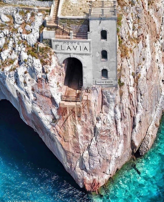 Порт в скале на Сардинии, Италия