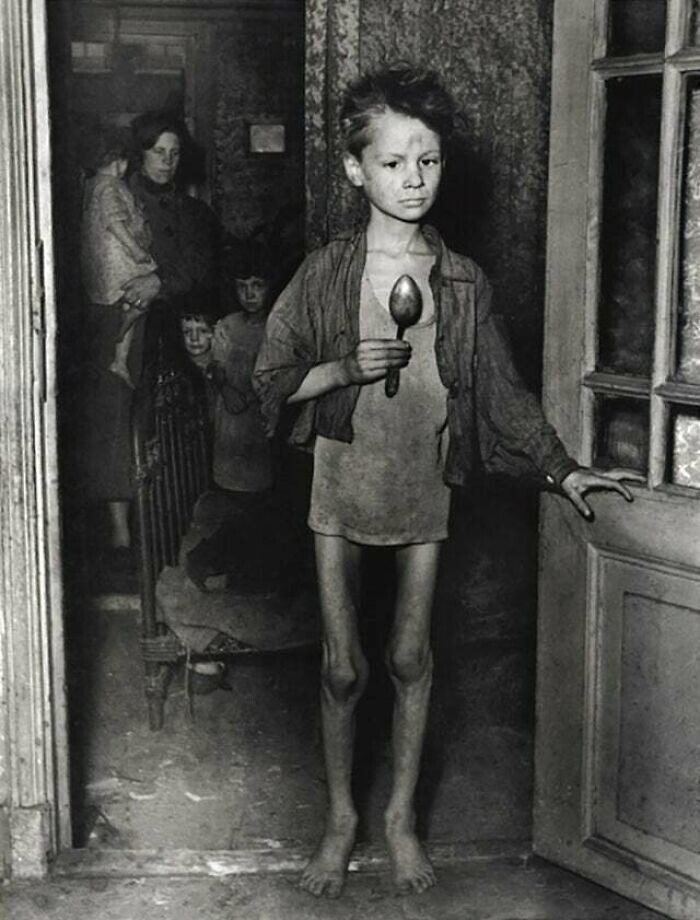 36. 9-летний мальчик из Амстердама во время голода в Нидерландах с 1944 по 1945, более известного как "зимний голод". Дети часто носили с собой ложки "на всякий случай"