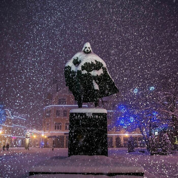 17. Статуя Якуба Вейхера, основателя польского города Вейхерово, во время снегопада похожа на Дарта Вейдера