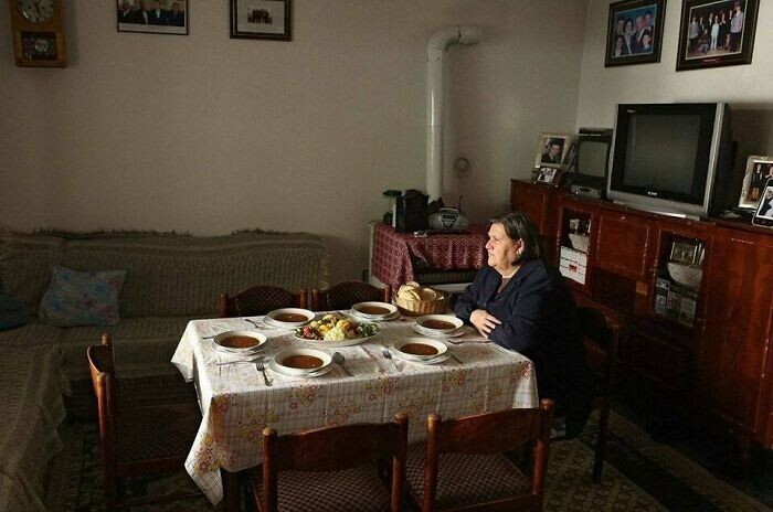 31. Пожилая албанская женщина обедает со своим мертвым мужем и детьми, убитыми в 1999 году на войне