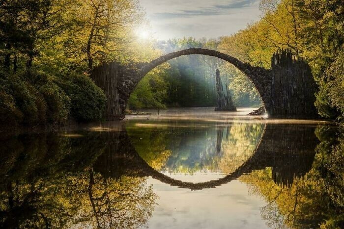 9. "Чертов мост" (Rakotzbrücke) в Кромлау, Германия