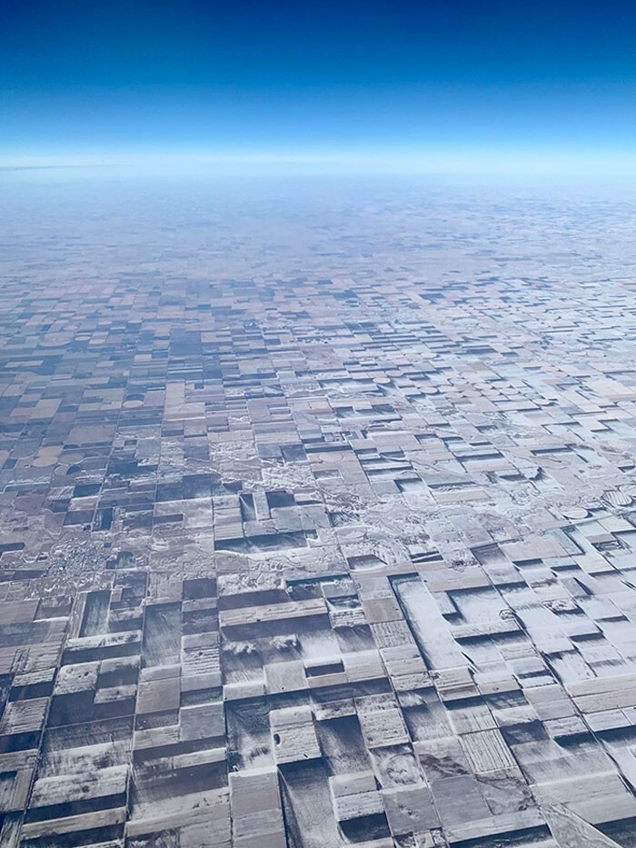 6. Это плоские фермерские участки, где местами растаял/сдуло снег, из-за чего возникает такая 3D-иллюзия