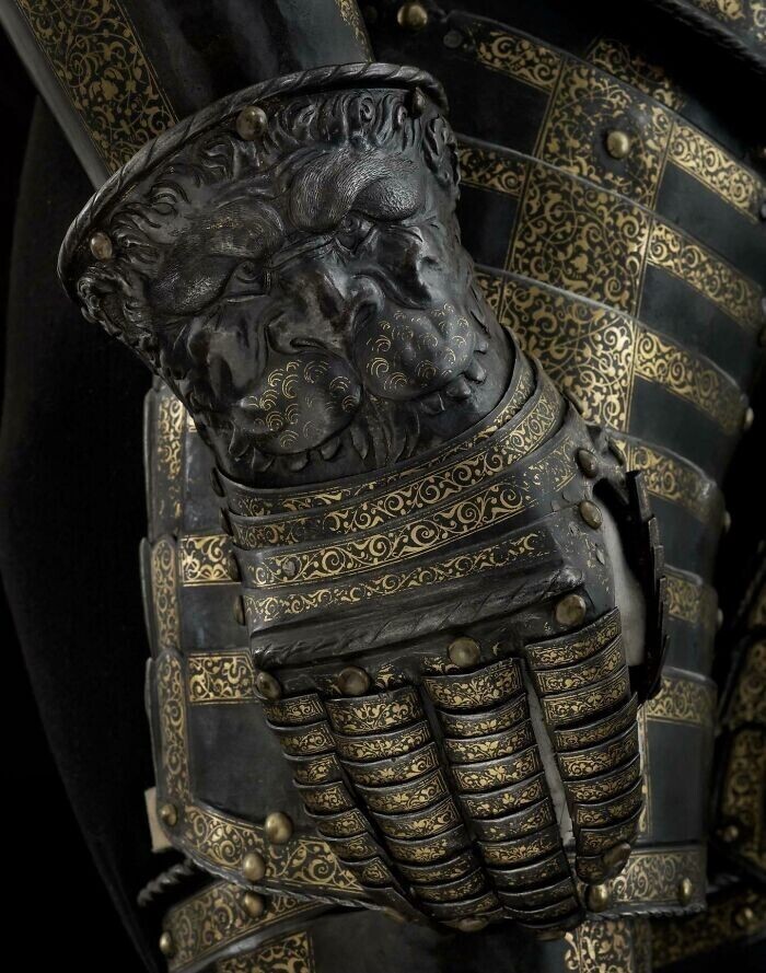 42. Рукавица "львиных" доспехов короля Франции Генриха II, 1550 г.
