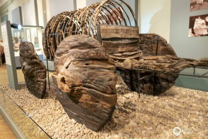 20. Один из 4000-летних деревянных фургонов, обнаруженных в селе Лчашен в районе озера Севан, Армения