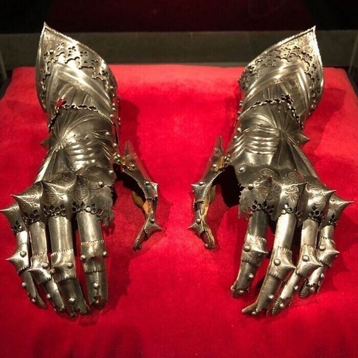 46. Бронированные рукавицы, принадлежавшие императору Священной Римской империи Максимилиану I с 1508 г. до его смерти в 1519 г.