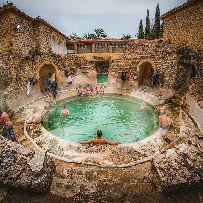 15. Древнеримская баня все еще используется спустя 2000 лет в Хенчеле, Алжир
