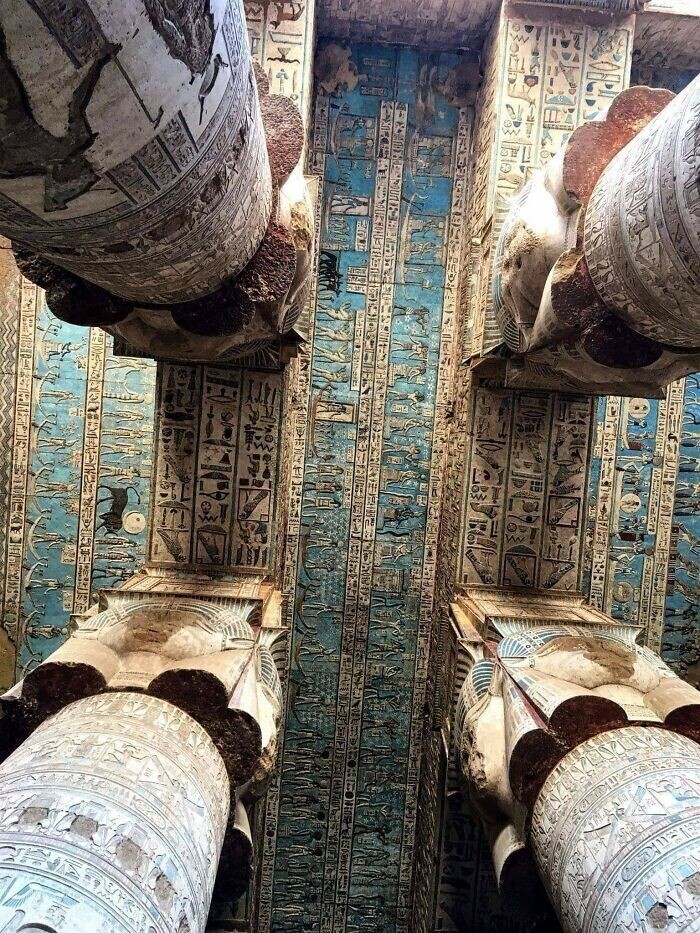 25. Потолок 2000-летнего гипостильного (многоколонного) зала храма Хатхор в Дендере, Египет