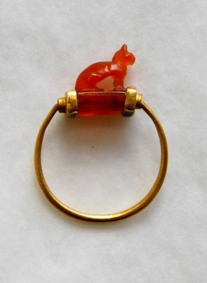 9. Древнеегипетское золотое кольцо с сердоликовым безелем в виде кота, 1070–712 гг. до н.э.