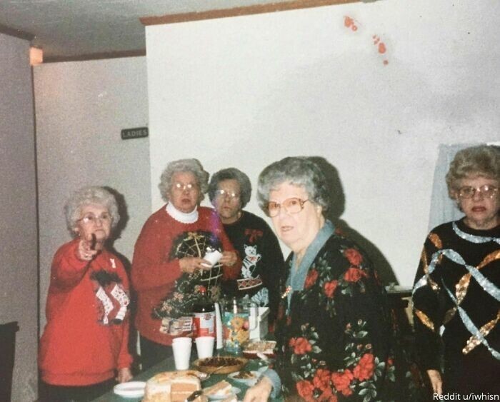 39. "Старое фото моей прабабушки (слева) выглядит так, как будто фотограф случайно набрел на собрание Тайного общества Бабушек"