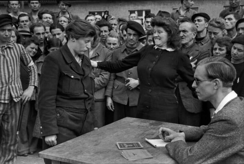 15. Женщина, замаскированная под военного беженца, разоблачена как информатор гестапо. Дессау, Германия, 1945 год