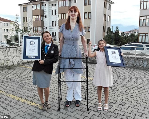 Самую высокую женщину в мире обнаружили в Турции
