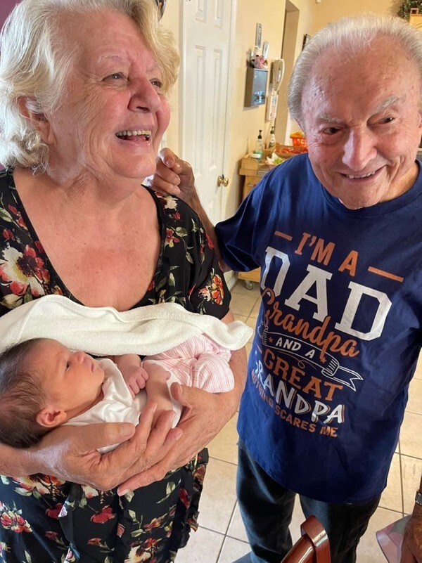 2. "Мои бабушка с дедушкой впервые видят мою дочку"