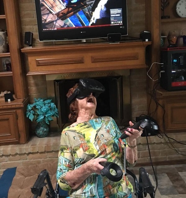 3. "Моя 96-летняя бабуля впервые играет в VR-игру"