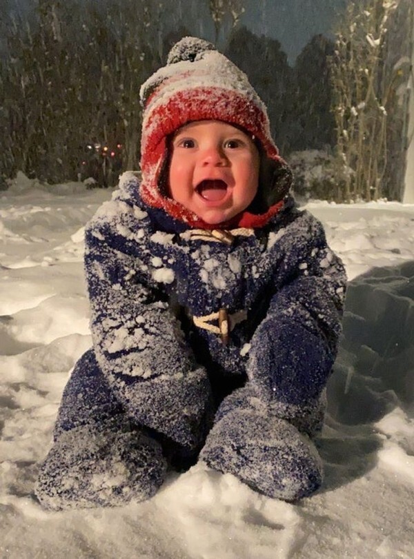 16. "Мой сын впервые играет в снегу"
