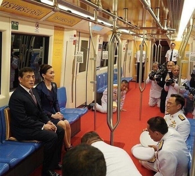 Король Таиланда решил быть ближе к народу и проехался на метро