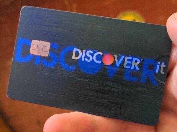 Секретный логотип DISCOVER на кредитке читается только в ультрафиолетовых лучах